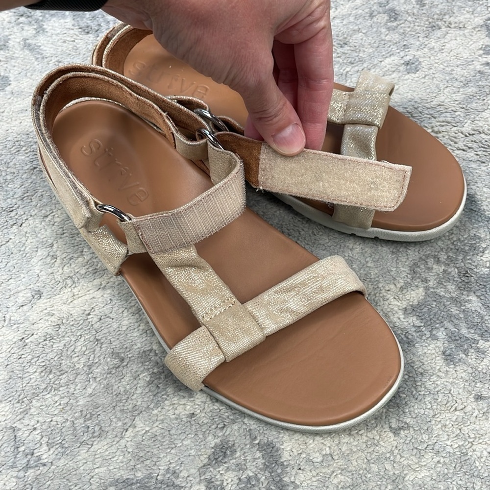 Nordstrom Strive Antigua Sandals Gold Sparkle Pearl Stud Comfy Party Sz 9.5 - Picture 10 of 15